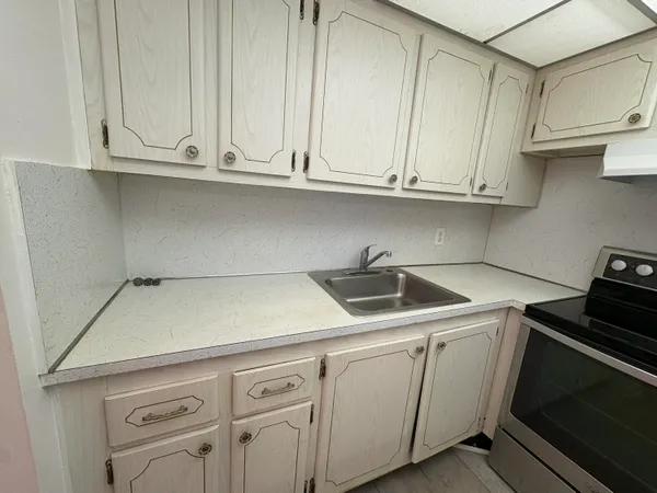 $1,200 | 151 Canterbury East, West Palm Beach, FL 33417