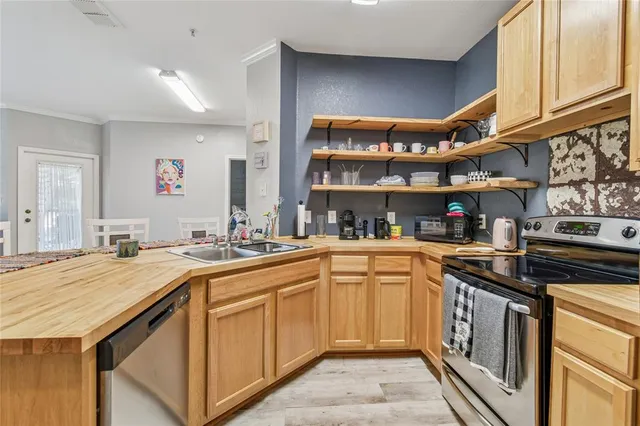 $1,525 | 2405 Courtney Meadows Court, Unit 202, Tampa, FL 33619