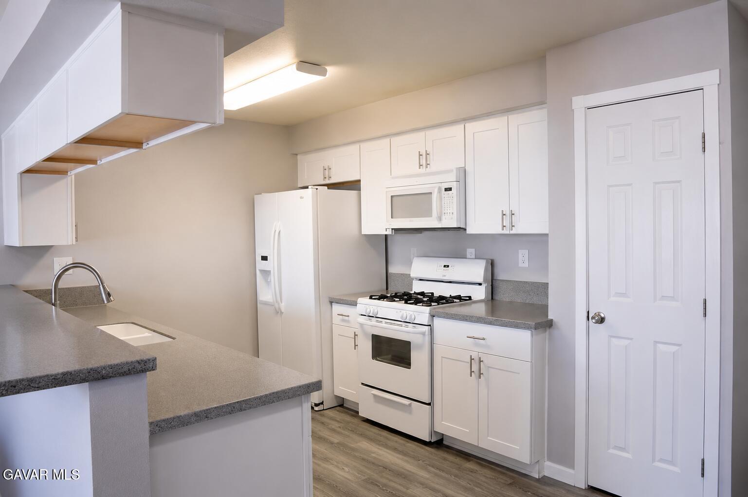 249 West Graaf Avenue Ridgecrest, CA 93555 - Photo 6 of 8 Kitchen
