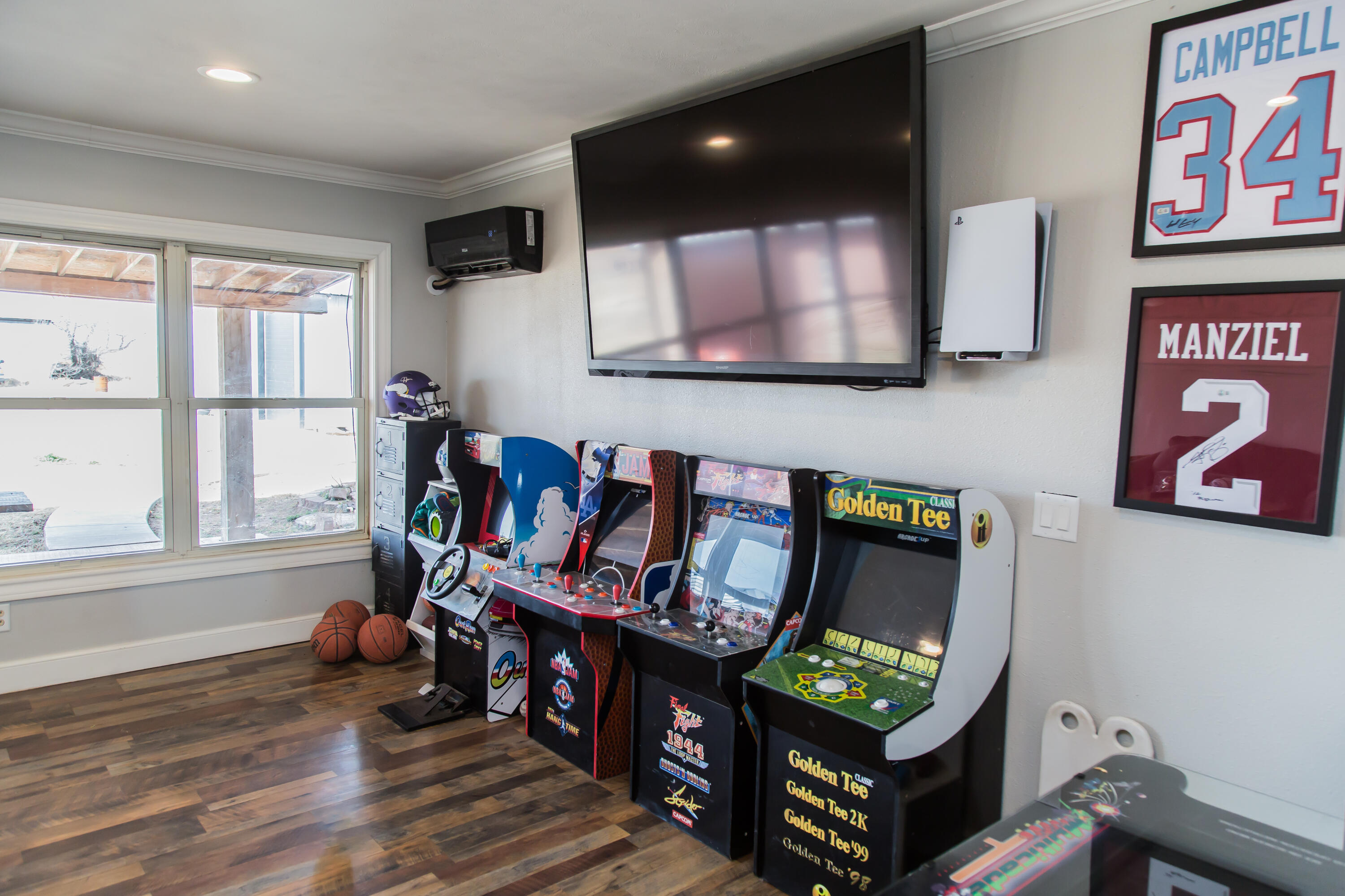 930 Sun Road Plainview, TX 79072 - Photo 12 of 22 a living room with furniture and a flat screen tv