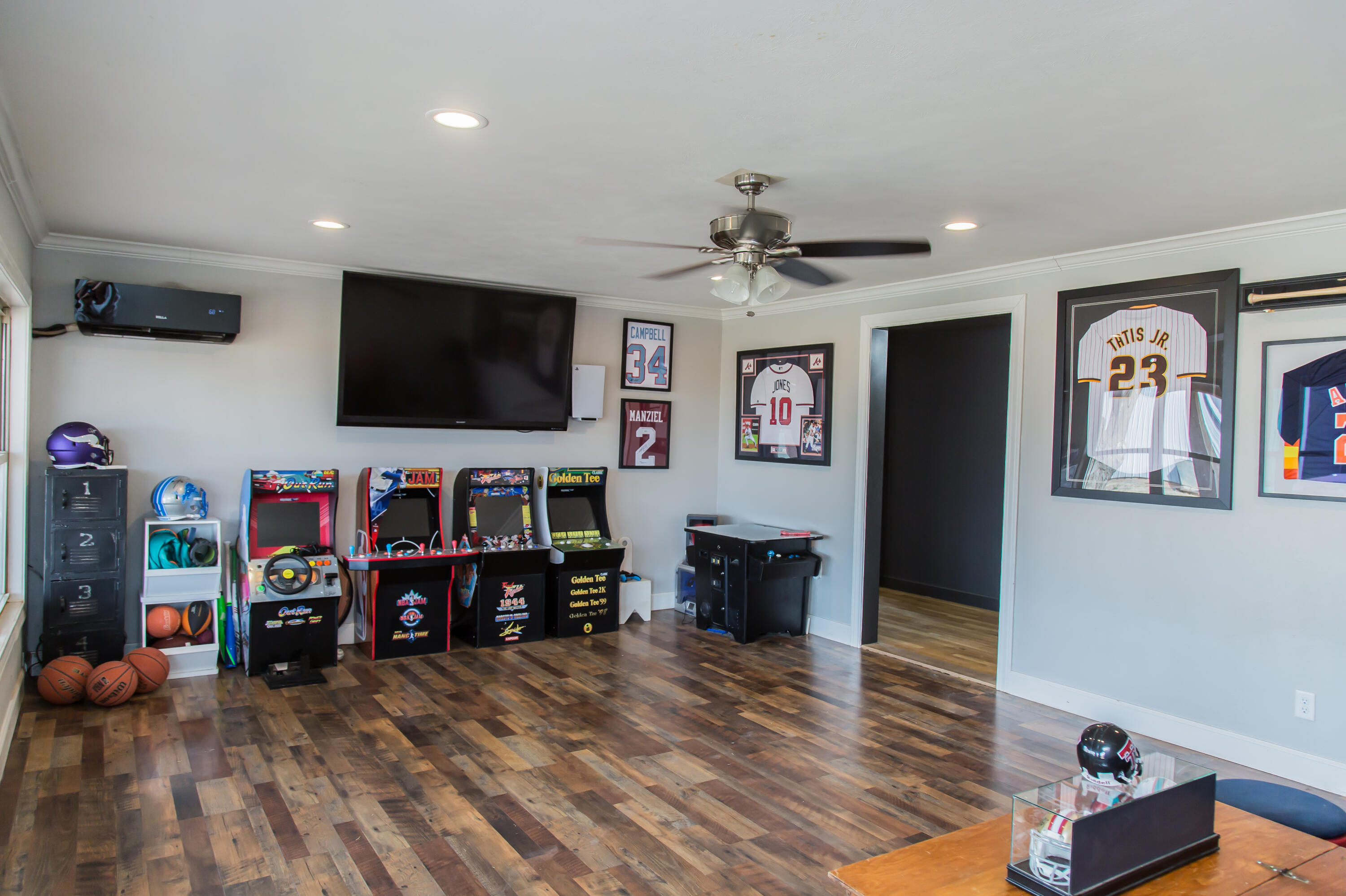 930 Sun Road Plainview, TX 79072 - Photo 13 of 22 a living room with furniture and a flat screen tv
