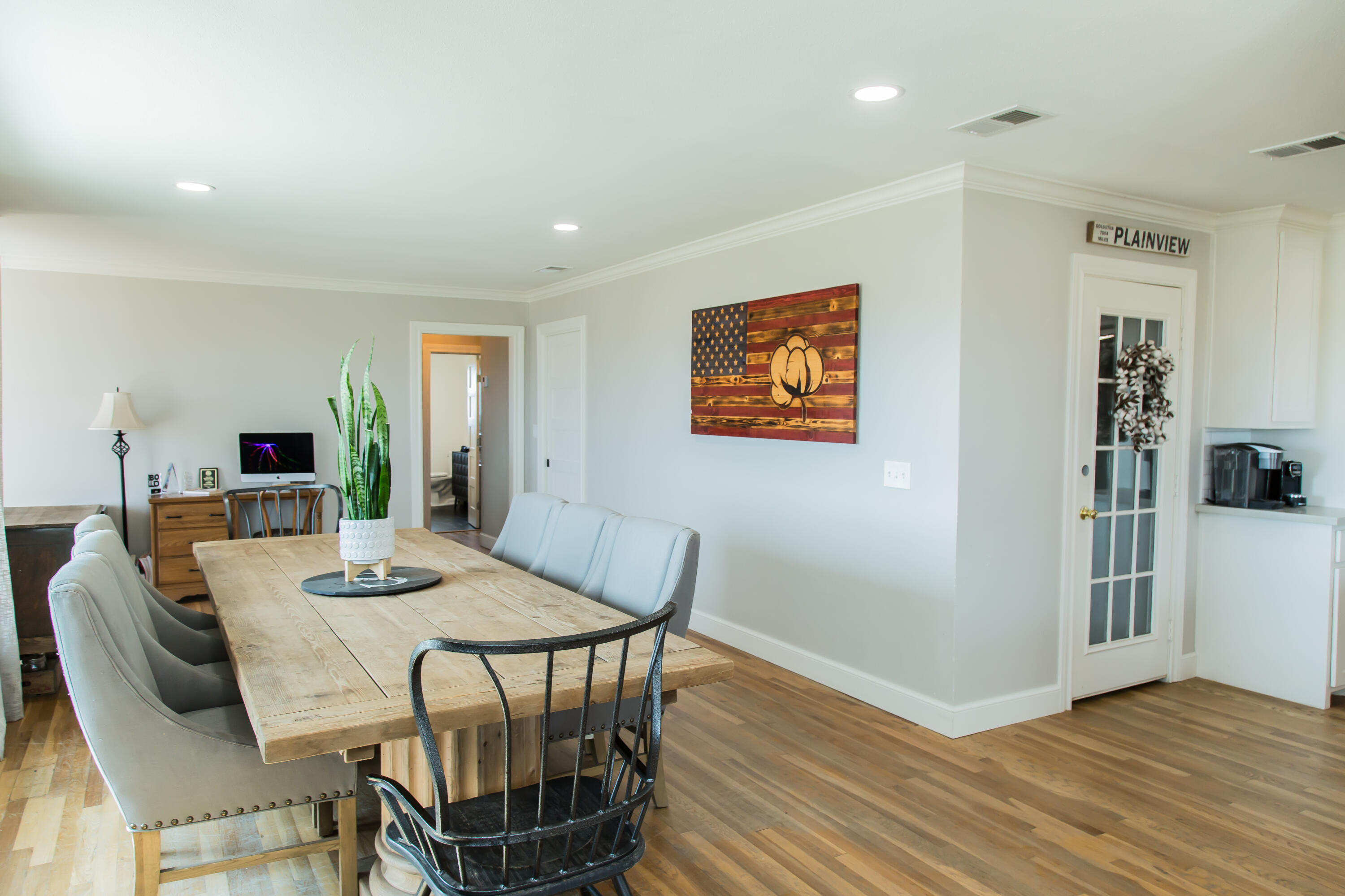 930 Sun Road Plainview, TX 79072 - Photo 6 of 22 a view of a dining room with furniture and wooden floor