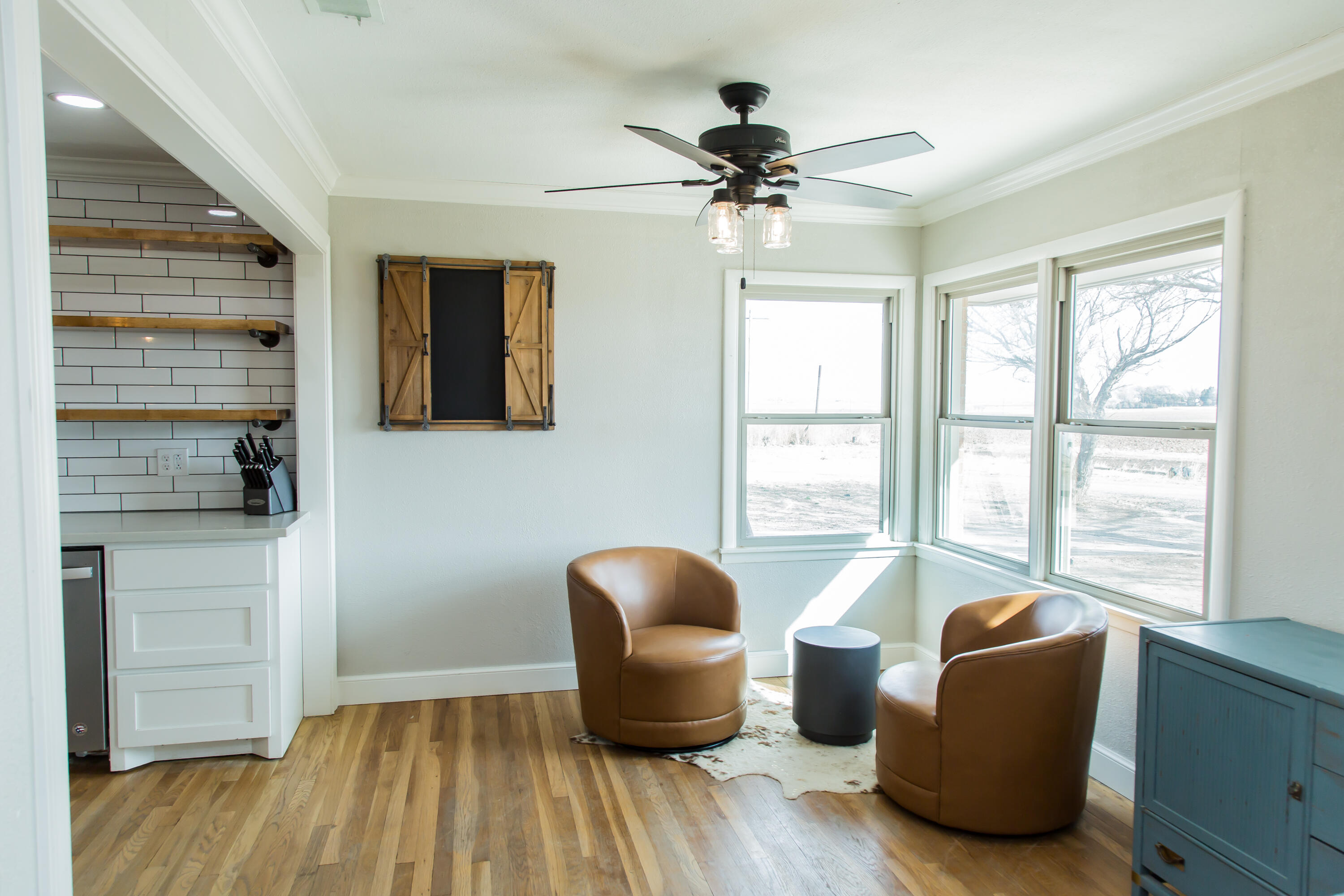930 Sun Road Plainview, TX 79072 - Photo 9 of 22 a living room with furniture and a window