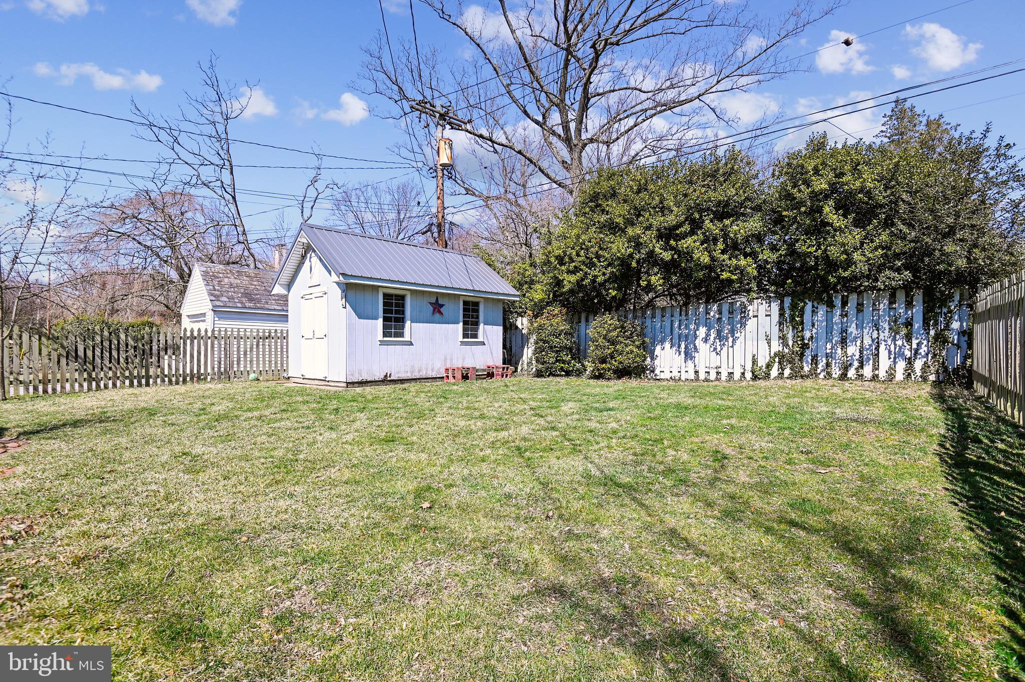 704 Kingston Road Baltimore, MD 21212 - Photo 21 of 41 Large level backyard with shed