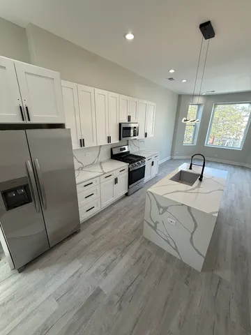 $2,300 | 2933 West Lexington Street, Unit 2, Chicago, IL 60612