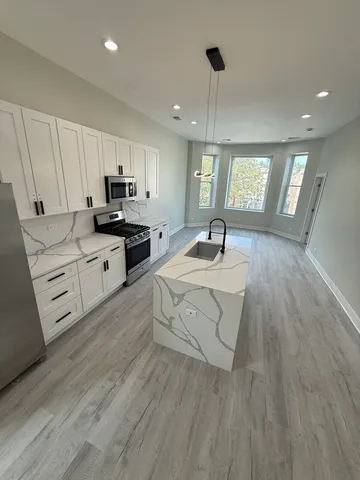 $2,300 | 2933 West Lexington Street, Unit 2, Chicago, IL 60612