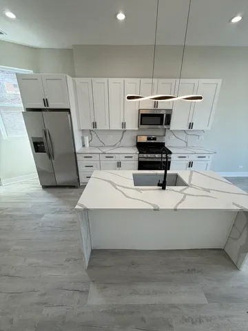 $2,300 | 2933 West Lexington Street, Unit 2, Chicago, IL 60612