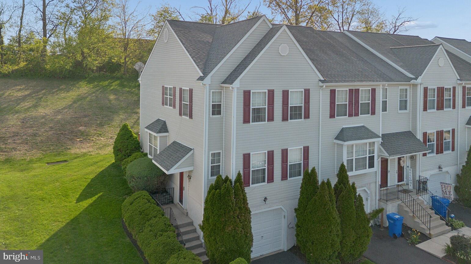 239 Springvalley Way Aston, PA 19014 - Photo 3 of 40