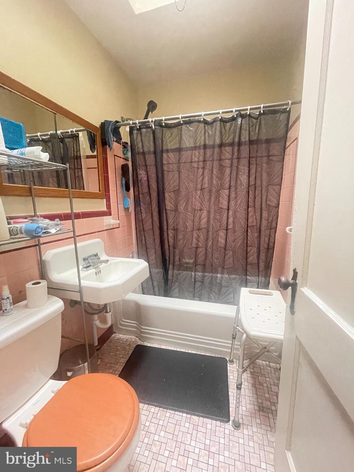 890 Carver Street Philadelphia, PA 19124 - Photo 8 of 11 a bathroom with a sink a toilet and bathtub