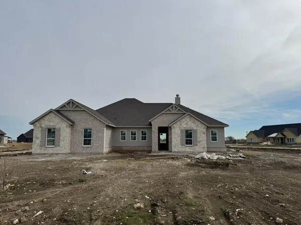 a view of a house with backyard