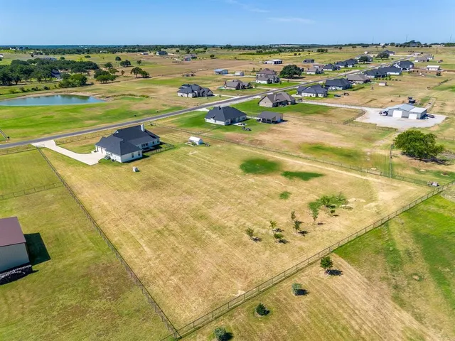 $584,500 | 1053 Paradise Parkway, Poolville, TX 76487