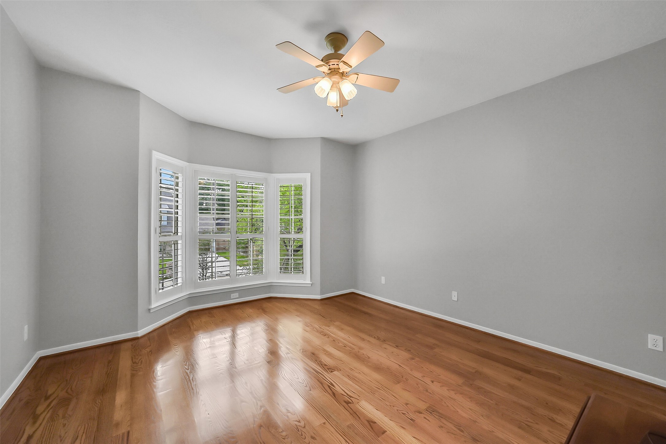 1260 Fries Road Houston, TX 77055 - Photo 27 of 42 2nd Bedroom with Picturesque Bay Windows Peering over the Front Yard