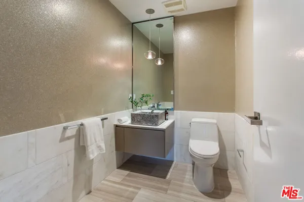 $17,500 | 8600 Wilshire Boulevard, Unit TH 2, Beverly Hills, CA 90211