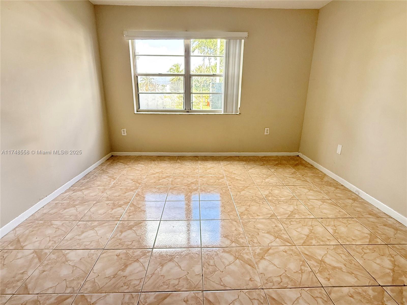 Tamiami Miami, FL 33184 - Photo 21 of 27 an empty room with a bathroom