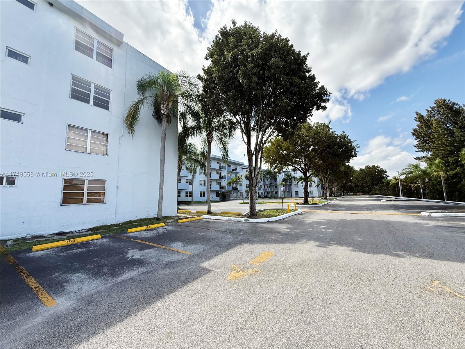 Tamiami Miami, FL 33184 - Photo 6 of 27 a view of backyard of a building