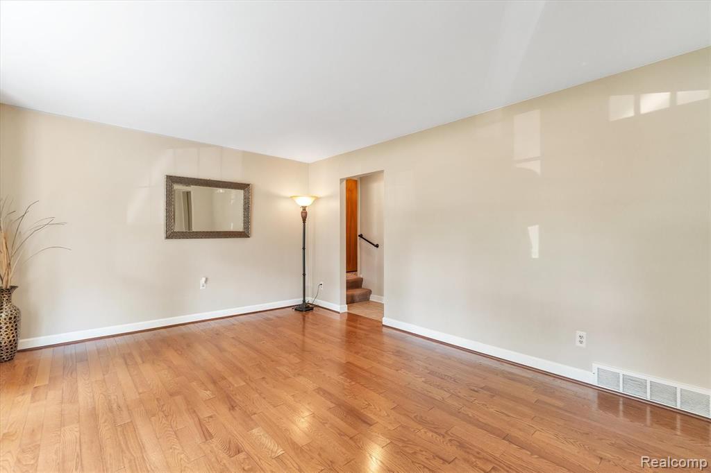 29537 Fox Grove Road Farmington Hills, MI 48334 - Photo 10 of 37