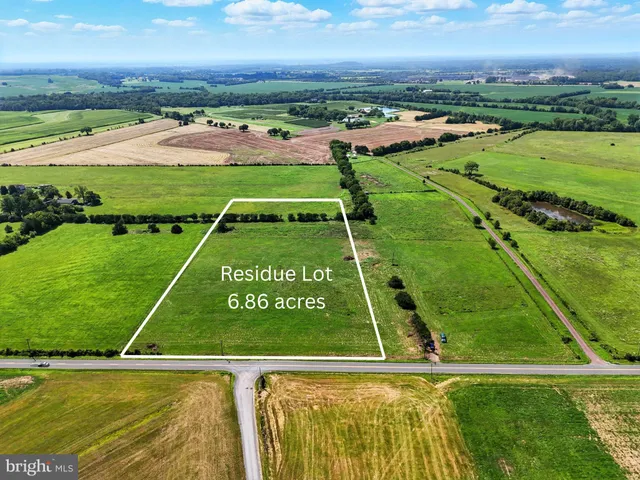 a view of a tennis court