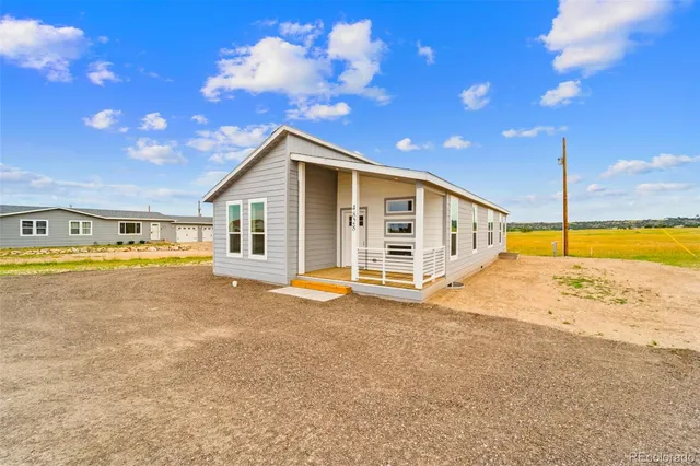 a view of an house with swimming pool