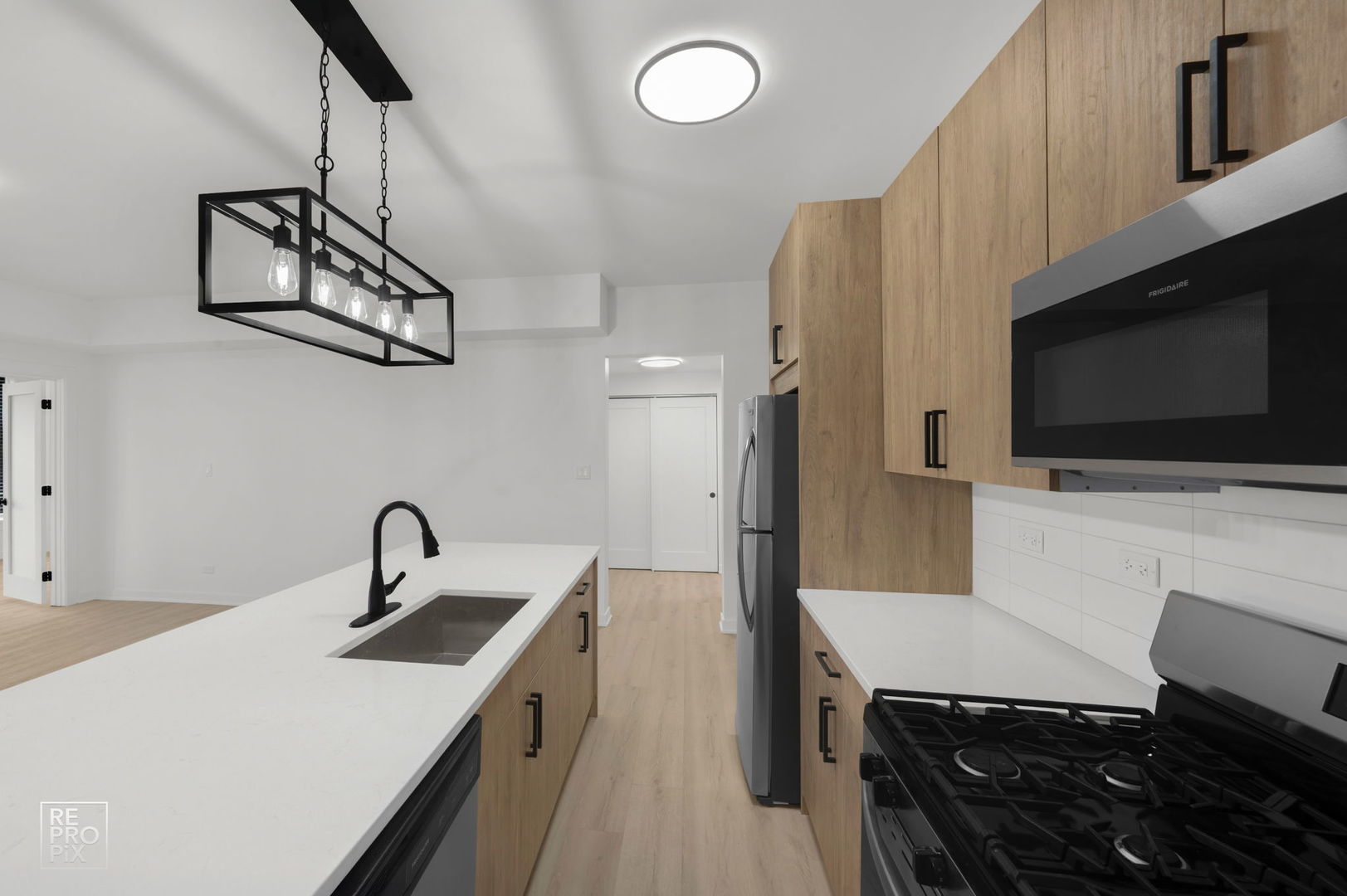 7717 North Sheridan Road, Unit 2F Chicago, IL 60626 - Photo 2 of 11 a kitchen with a sink and microwave