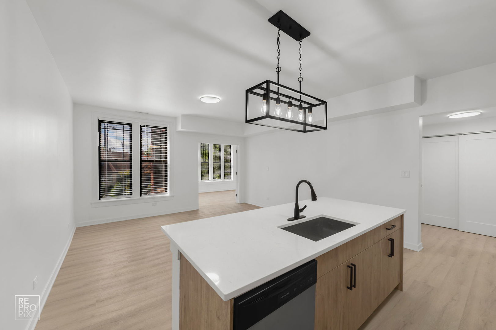 7717 North Sheridan Road, Unit 2F Chicago, IL 60626 - Photo 3 of 11