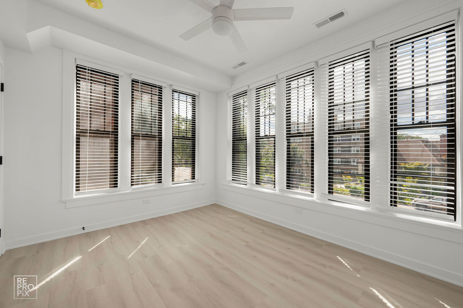 7717 North Sheridan Road, Unit 2F Chicago, IL 60626 - Photo 6 of 11 a view of an empty room with a window