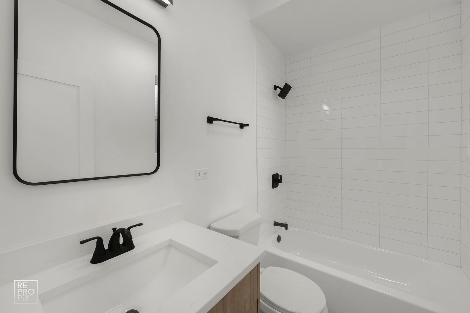 7717 North Sheridan Road, Unit 2F Chicago, IL 60626 - Photo 8 of 11 a bathroom with a sink toilet and shower