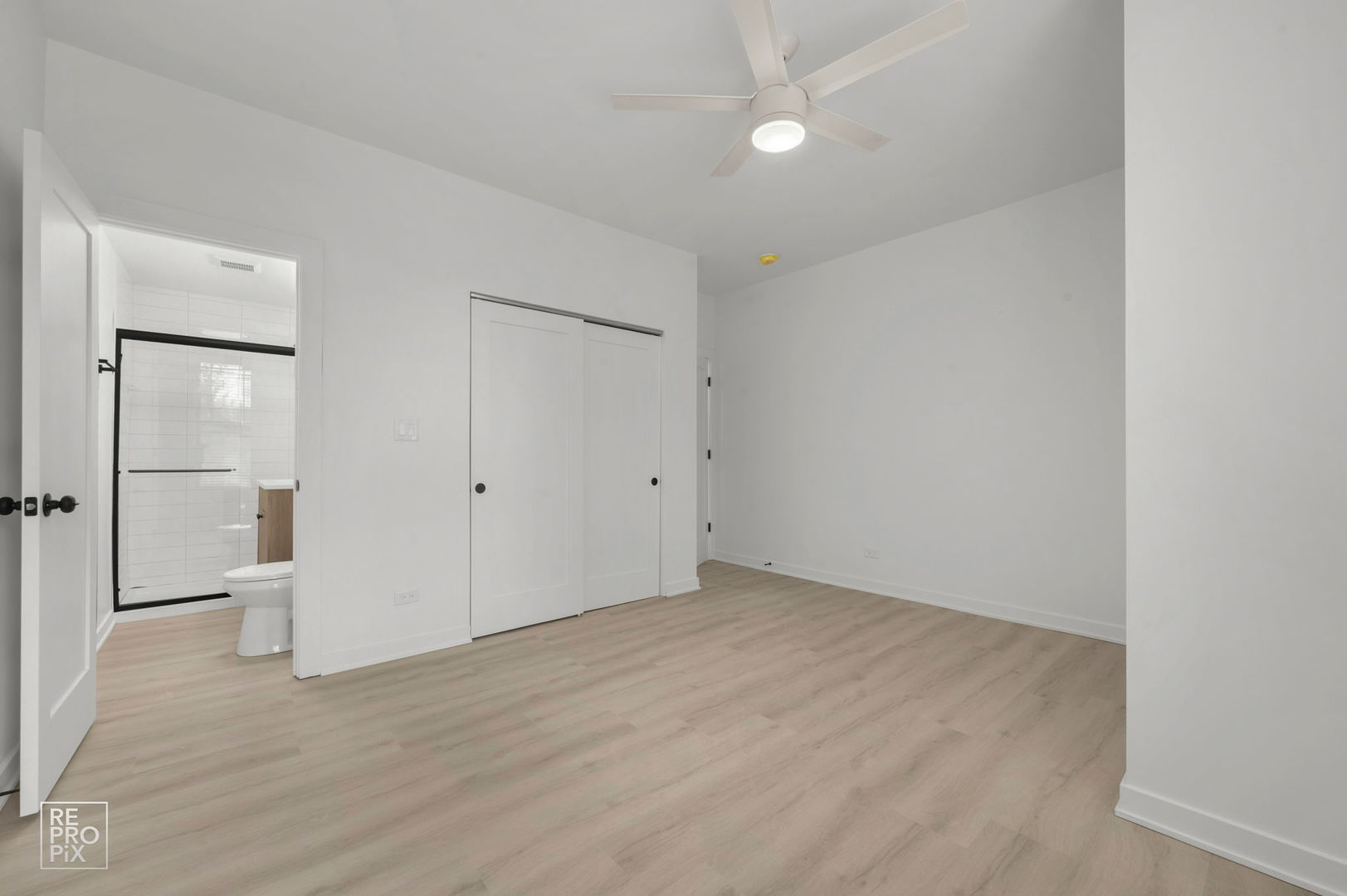 7717 North Sheridan Road, Unit 2F Chicago, IL 60626 - Photo 9 of 11 wooden floor in an empty room