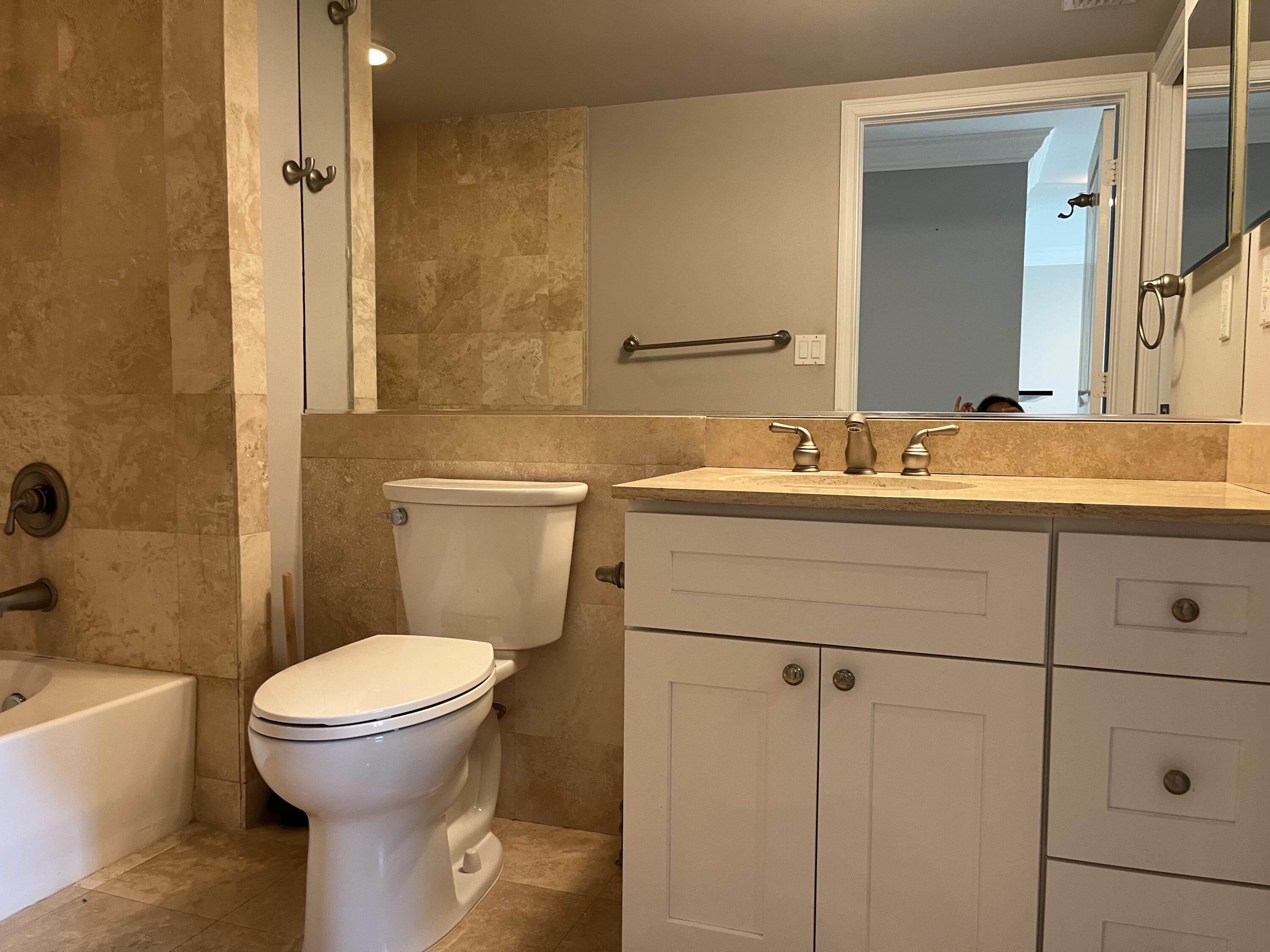 99 Southeast Mizner Boulevard, Unit 726 Boca Raton, FL 33432 - Photo 11 of 38 Primary Bath