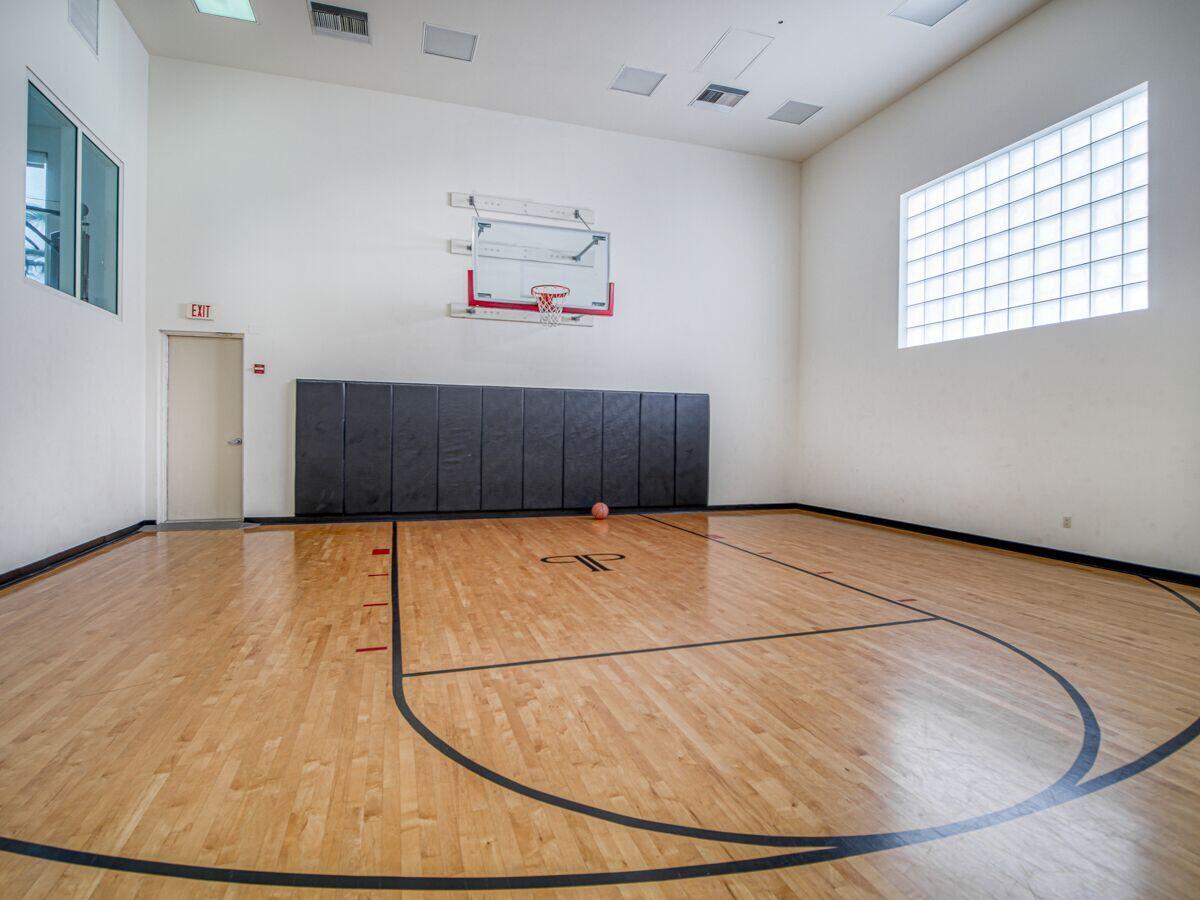 99 Southeast Mizner Boulevard, Unit 726 Boca Raton, FL 33432 - Photo 25 of 38 Basketball Court