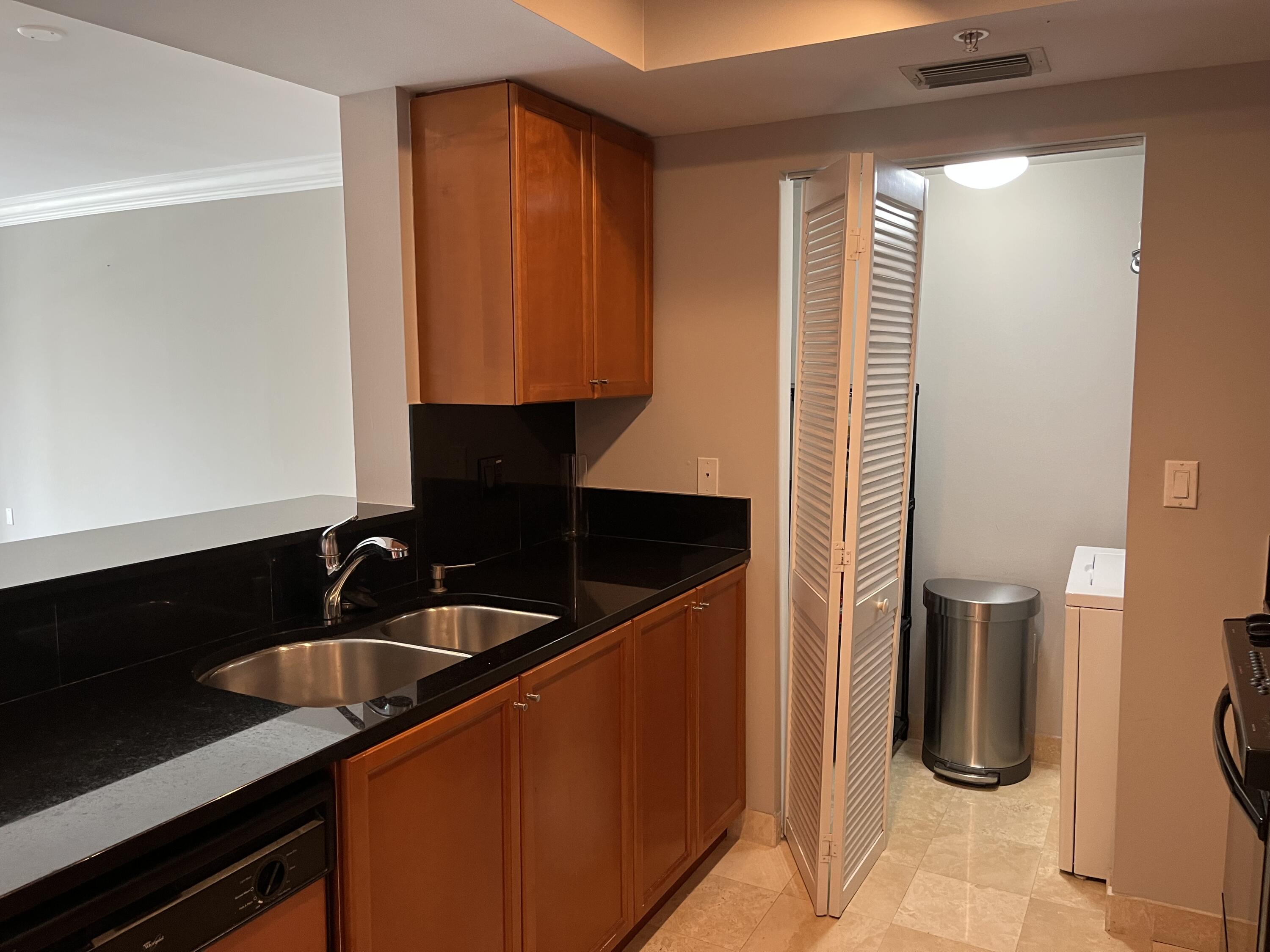 99 Southeast Mizner Boulevard, Unit 726 Boca Raton, FL 33432 - Photo 5 of 38 Kitchen