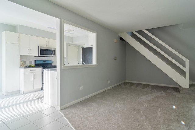 549 Pam Court Wheeling, IL 60090 - Photo 2 of 15