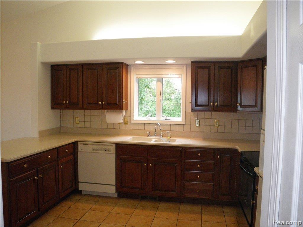 18036 Meridian Road Grosse Ile, MI 48138 - Photo 16 of 20 kitchen