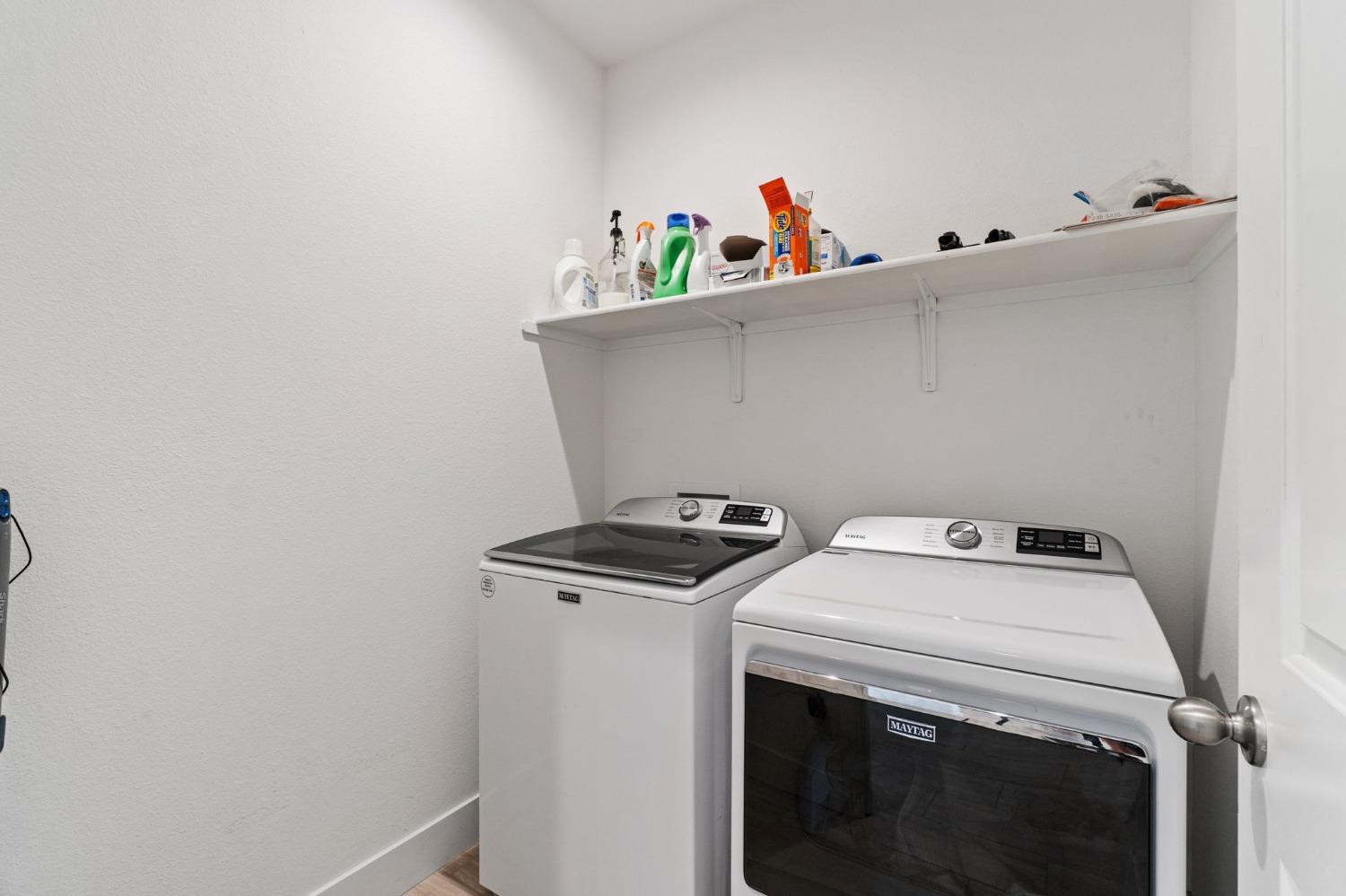 4218 Oak Knoll Road Madera, CA 93636 - Photo 12 of 37 a utility room with dryer and washer
