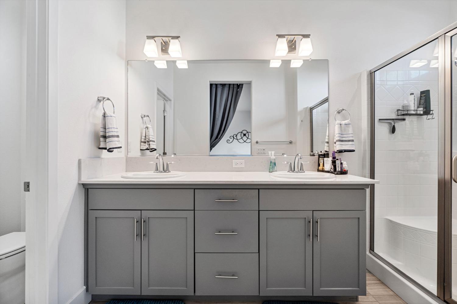 4218 Oak Knoll Road Madera, CA 93636 - Photo 19 of 37 a bathroom with 2 sink and a mirror