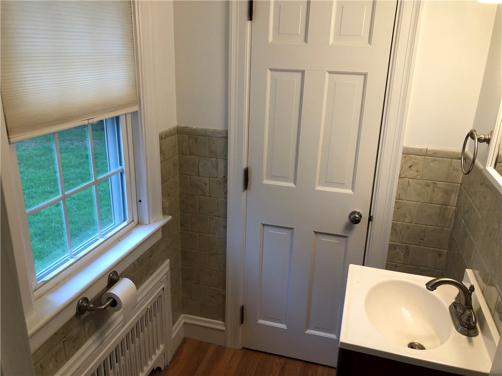 53 Applegate Road Cranston, RI 02920 - Photo 8 of 16 Lavette on 1st level