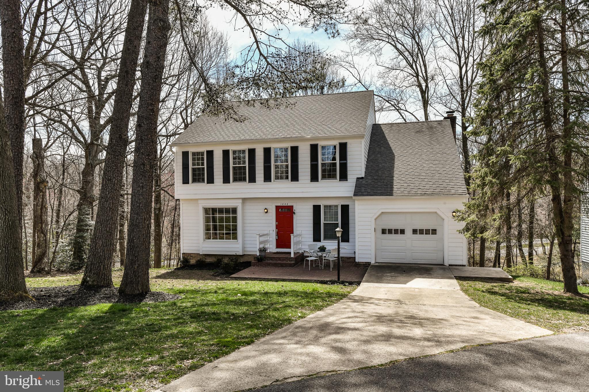 WELCOME HOME! ALMOST 1/4 ACRE!