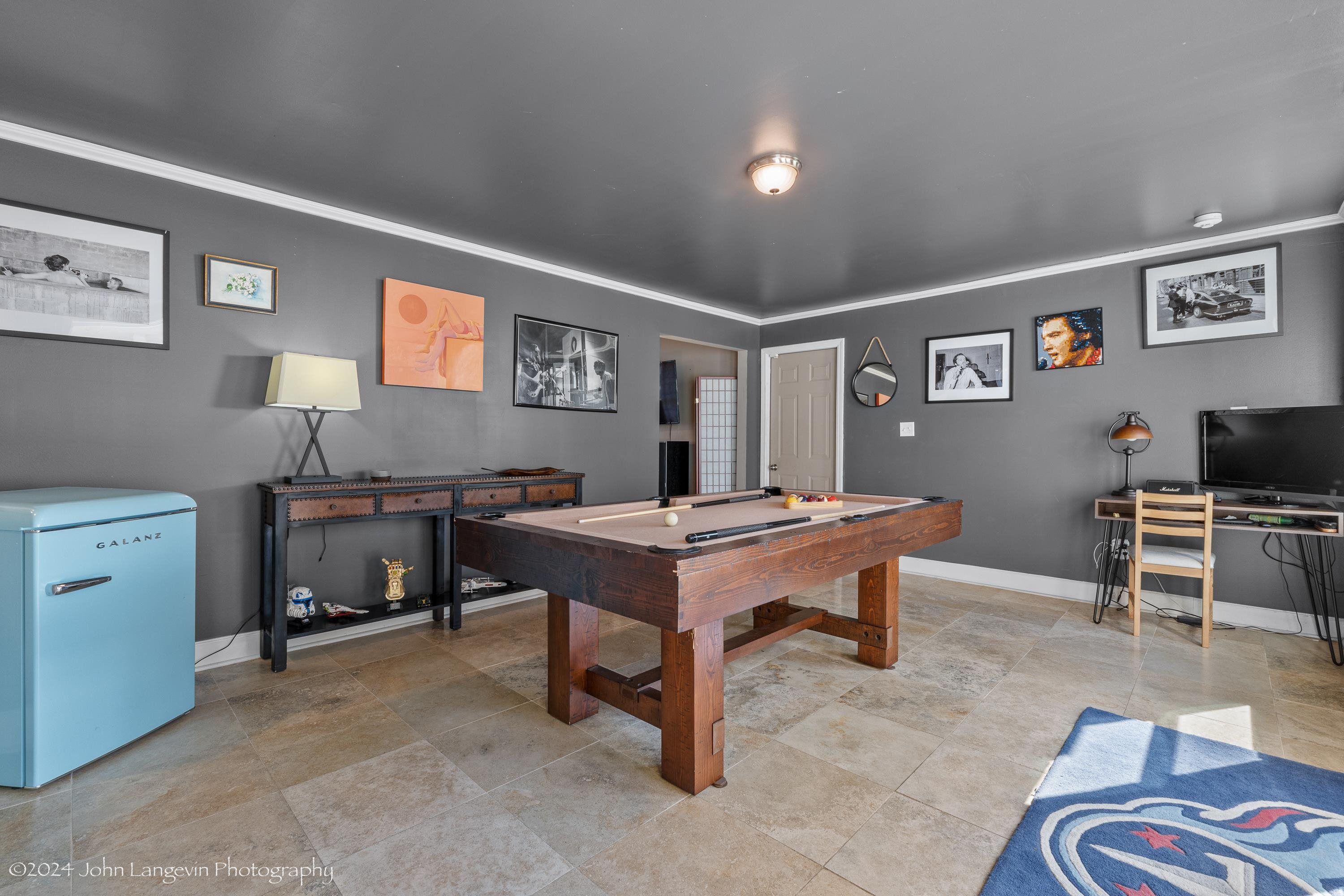 3381 Walnut Grove Road Memphis, TN 38111 - Photo 19 of 25 a living room with furniture a desk and chair