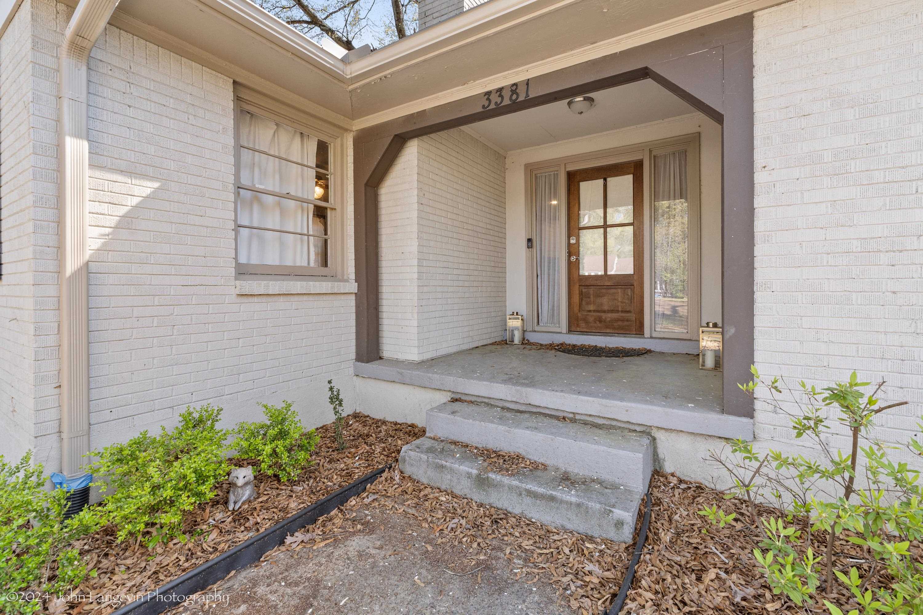 3381 Walnut Grove Road Memphis, TN 38111 - Photo 2 of 25 a view of a house with a small space