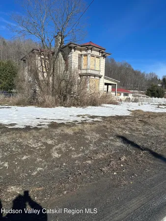 a view of a yard with a house