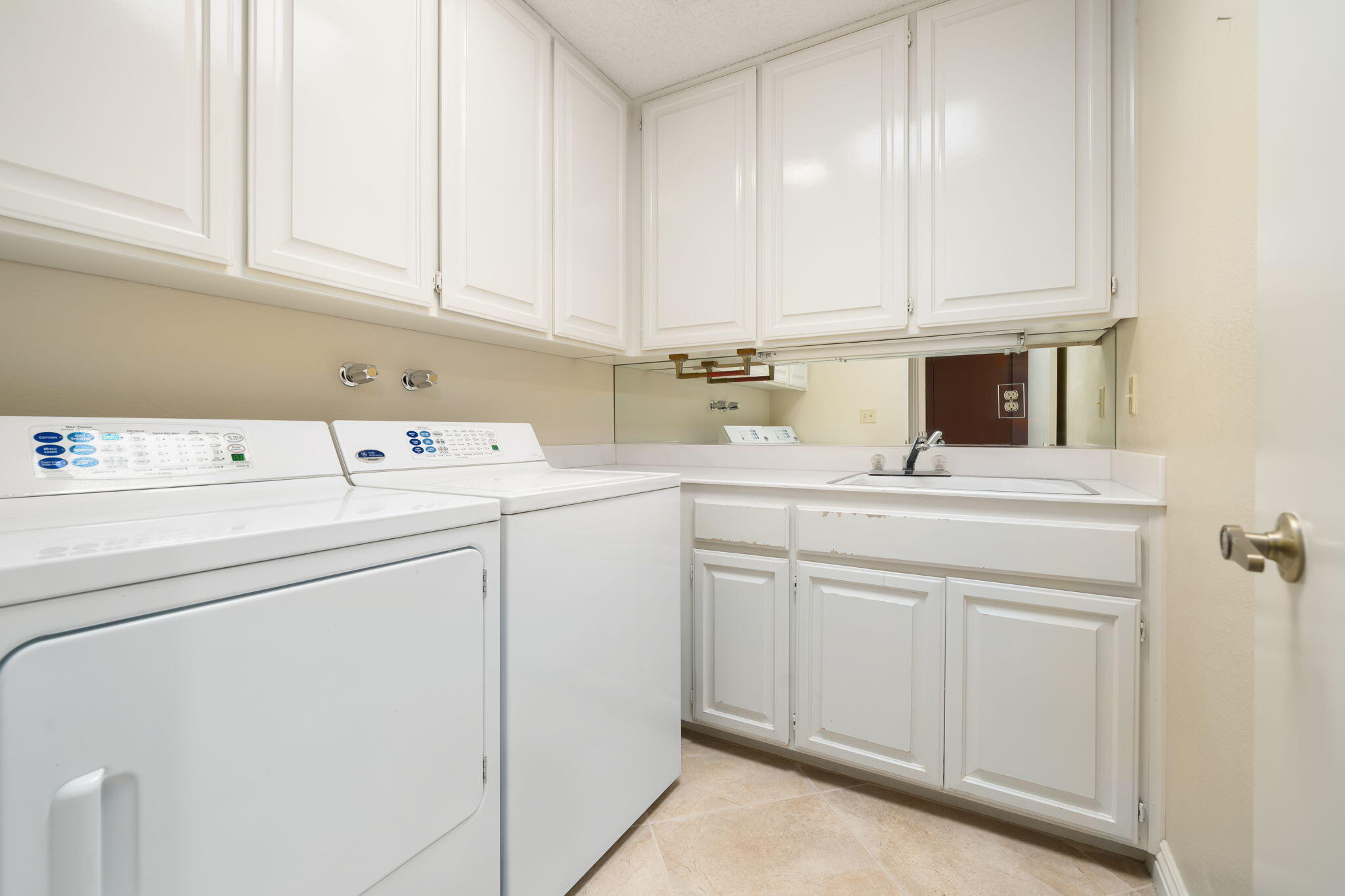 140 Columbia Drive Rancho Mirage, CA 92270 - Photo 22 of 31 a utility room with dryer and washer