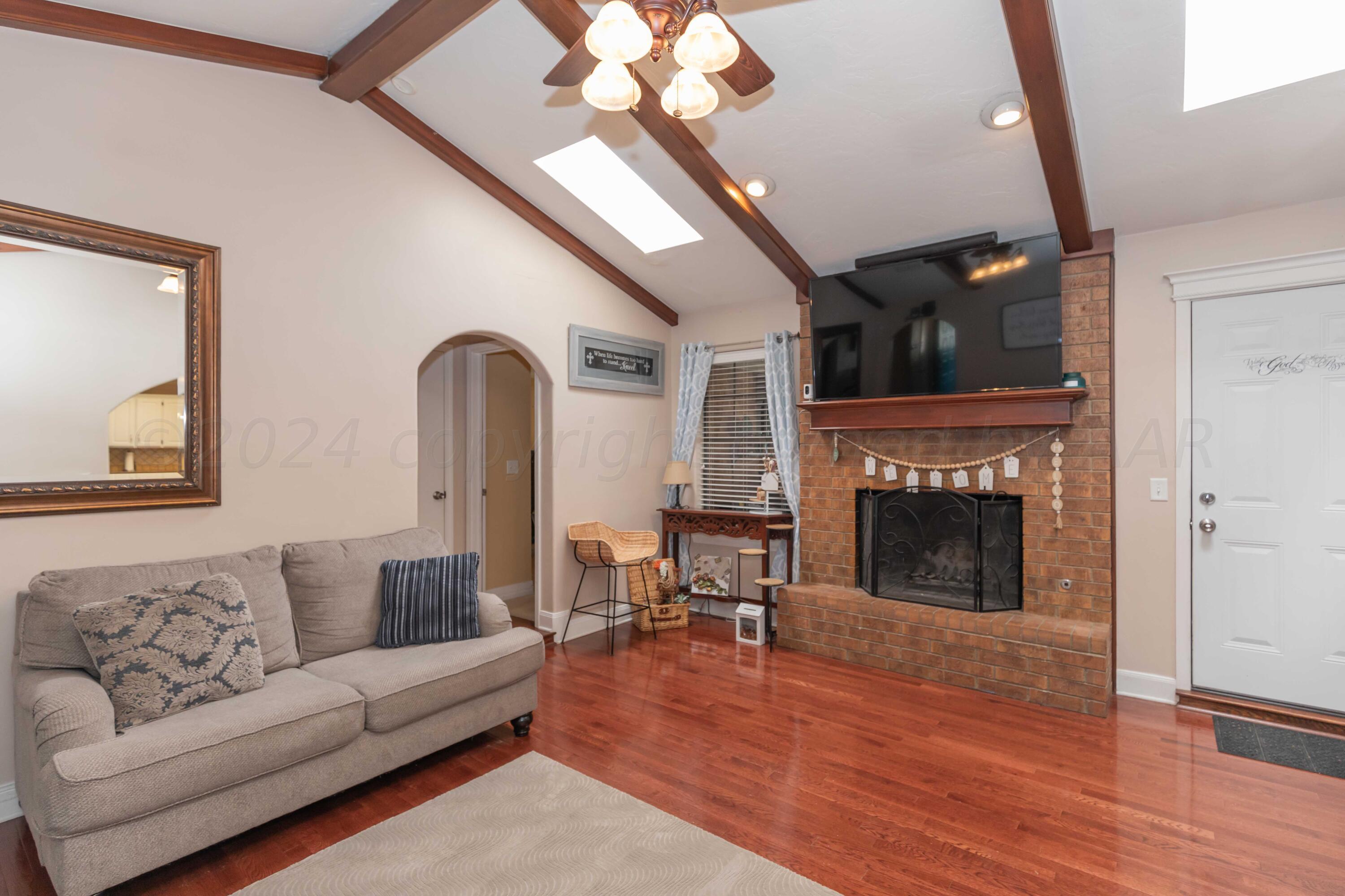 5252 Capulin Lane Amarillo, TX 79110 - Photo 5 of 37 LIVING ROOM VIEW 2