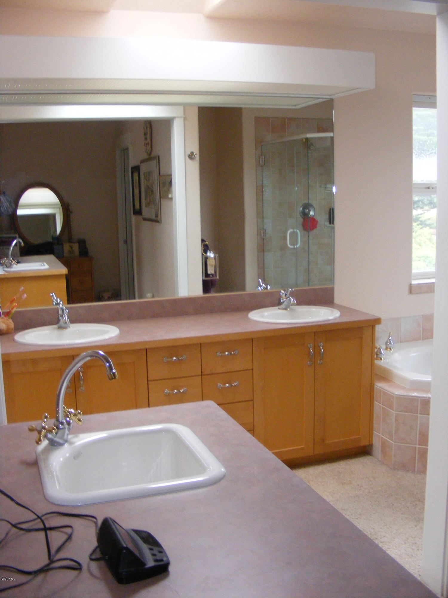 135 Southwest 26th Street Newport, OR 97366 - Photo 22 of 35 Master BA wet bar 2nd view