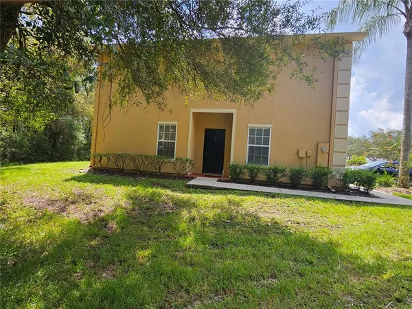a view of a house with backyard and garden