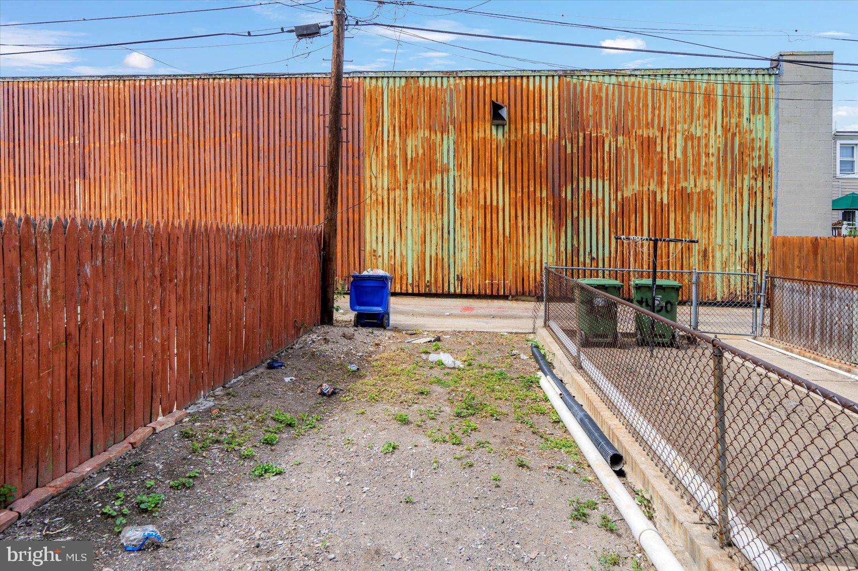 1432 Carroll Street Baltimore, MD 21230 - Photo 27 of 29 a view of backyard with tub and window