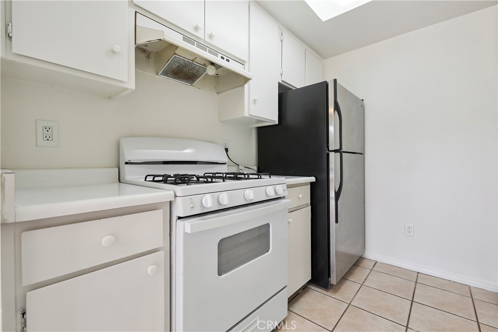 45546 Aladdin Street, Unit B101 Indio, CA 92201 - Photo 8 of 18 a stove top oven sitting inside of a kitchen