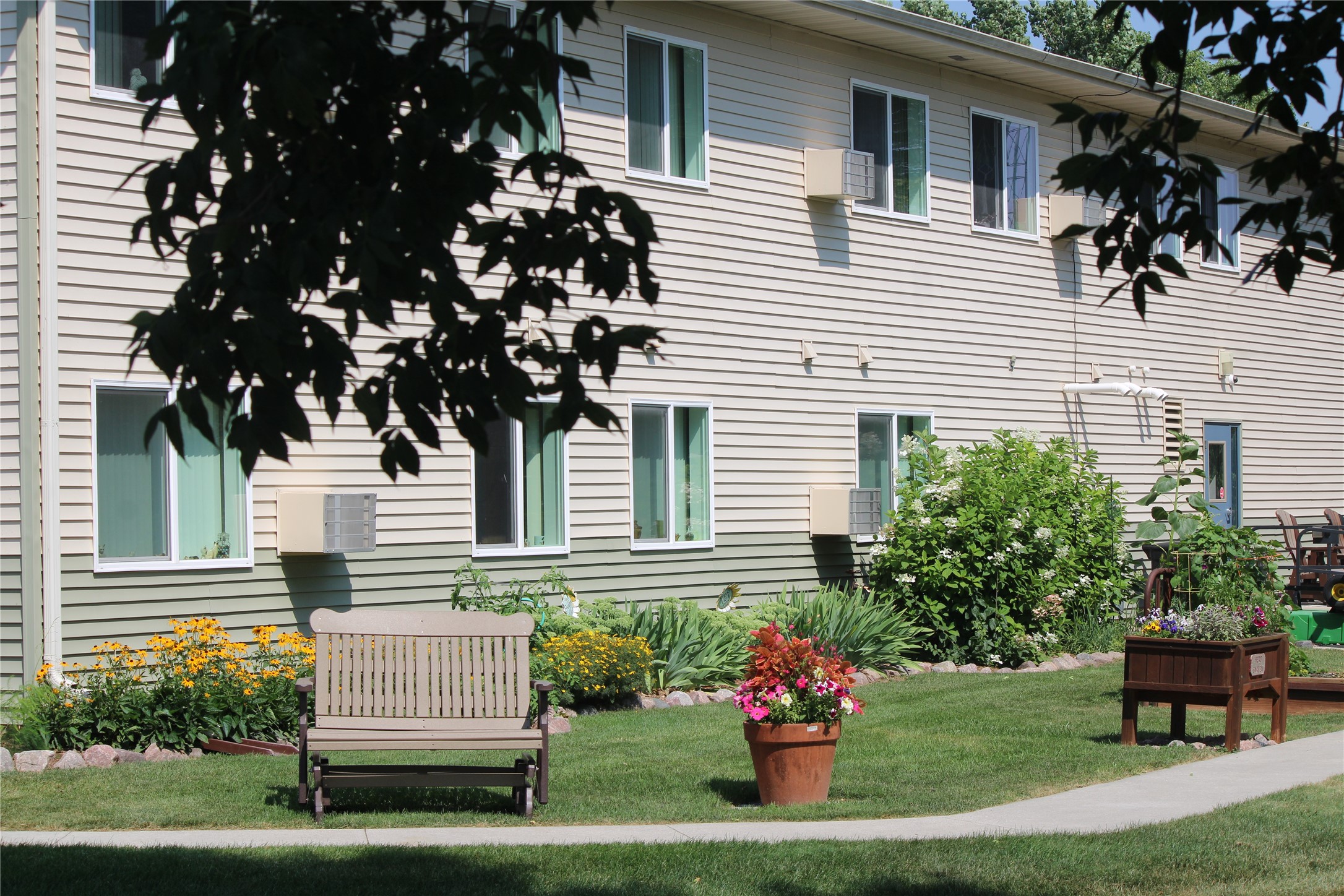 1485 North 7th Street Manitowoc, WI 54220 - Photo 9 of 11 a house view with a garden space