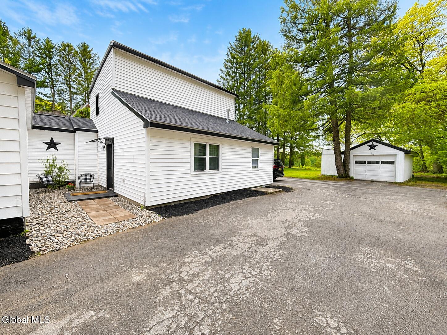 905 Balltown Road Niskayuna, NY 12309 - Photo 24 of 41 R side w courtyard