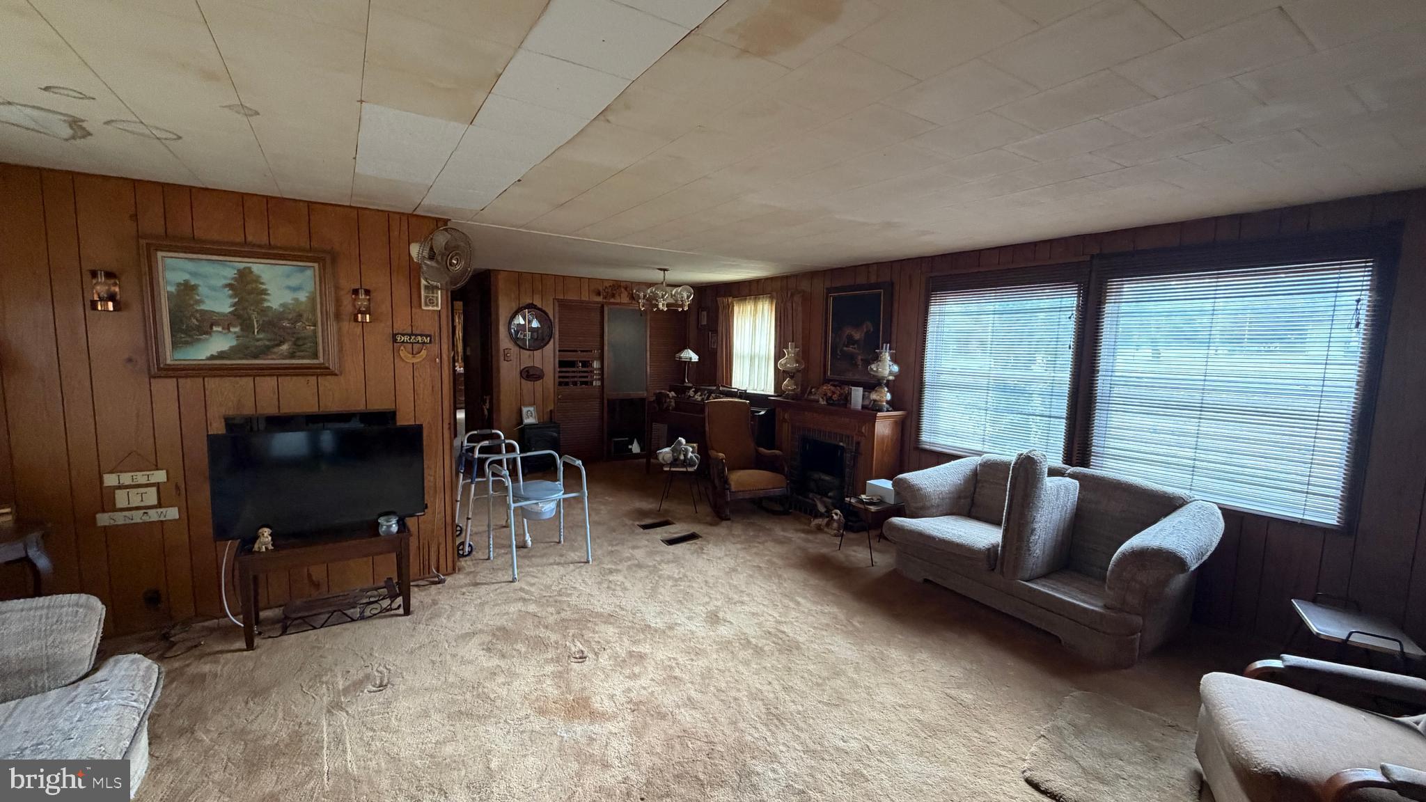 537 Dandelion Road Millville, NJ 08332 - Photo 20 of 33 a living room with furniture and a flat screen tv