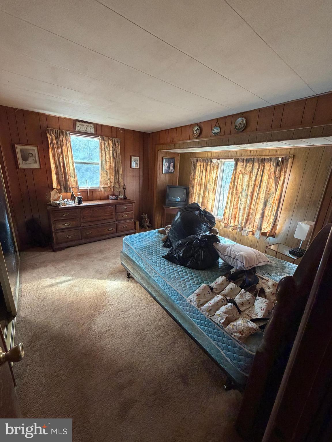537 Dandelion Road Millville, NJ 08332 - Photo 33 of 33 a living room with furniture and a window
