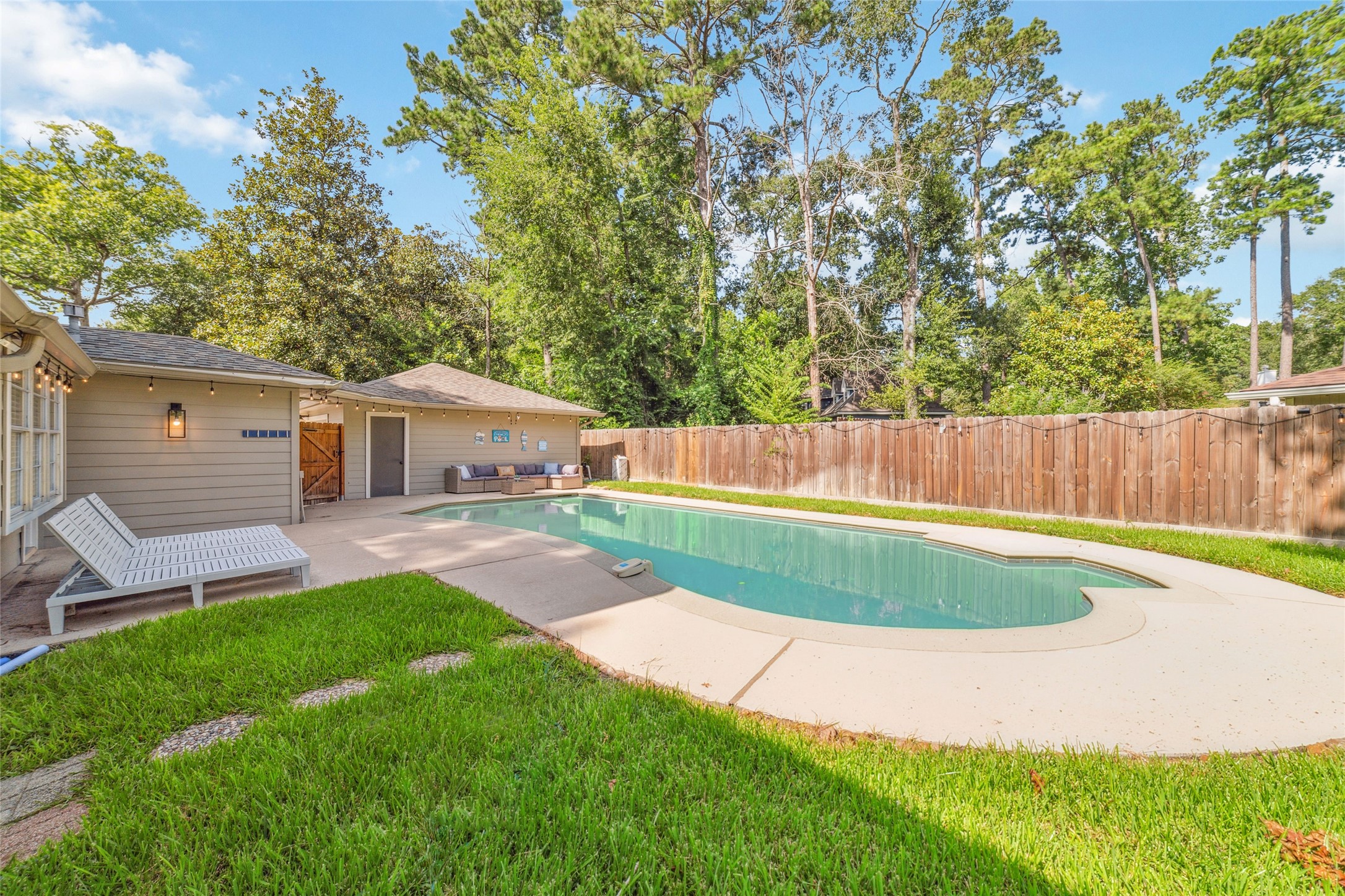 563 Landfall Lane Conroe, TX 77302 - Photo 2 of 25 front view of a house with a yard